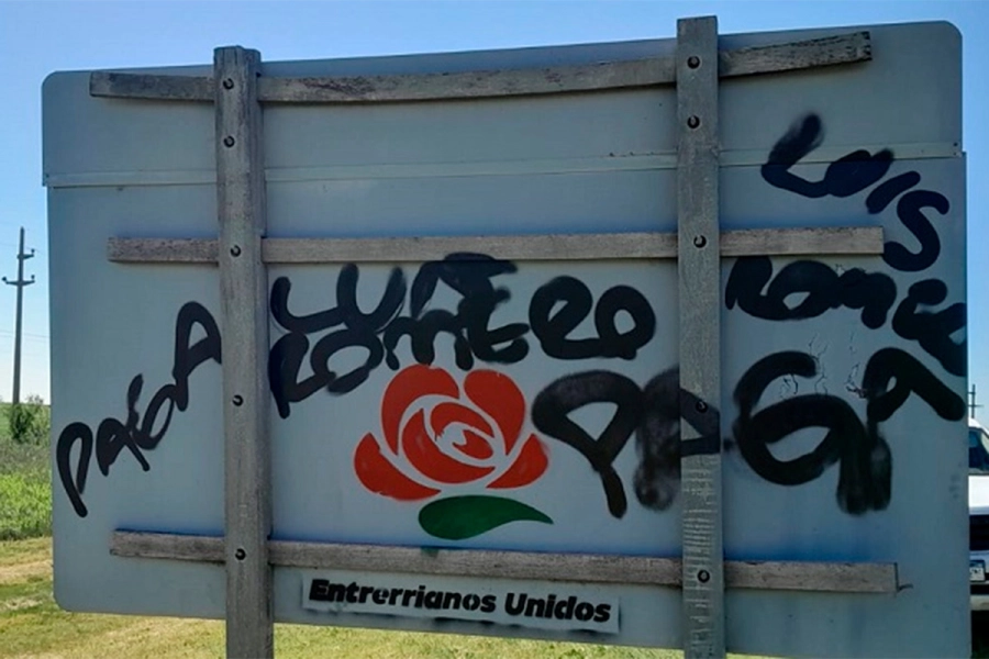 Da&ntilde;os en la carteler&iacute;a de la Ruta 12 (foto Desde Entre R&iacute;os)