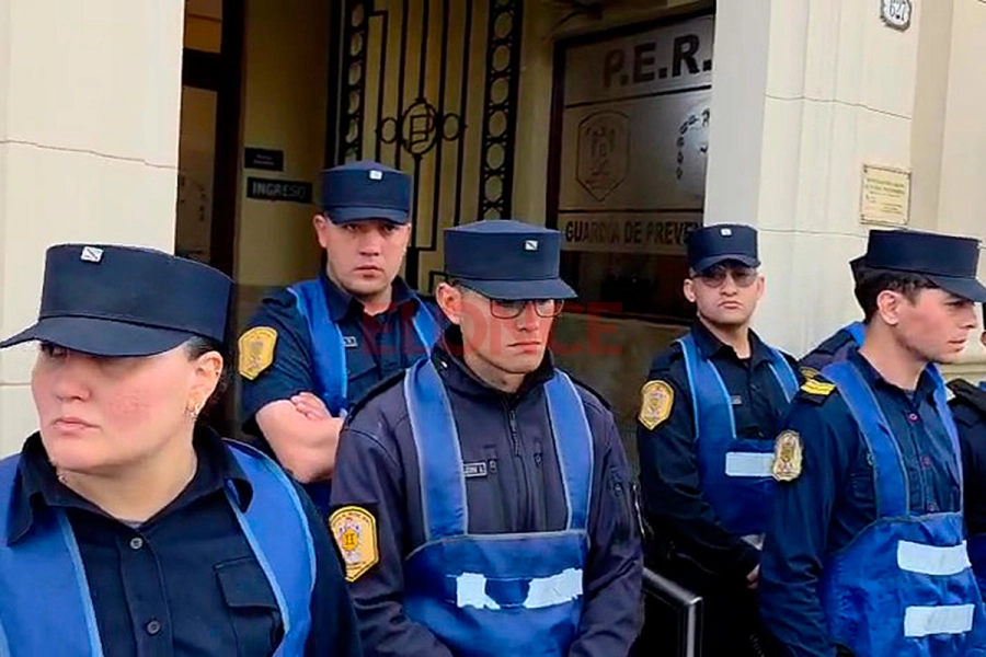 Bajo fuerte custodia policial, Laurta arrib&oacute; a Concordia y fue recibido con gritos de repudio (foto Elonce)