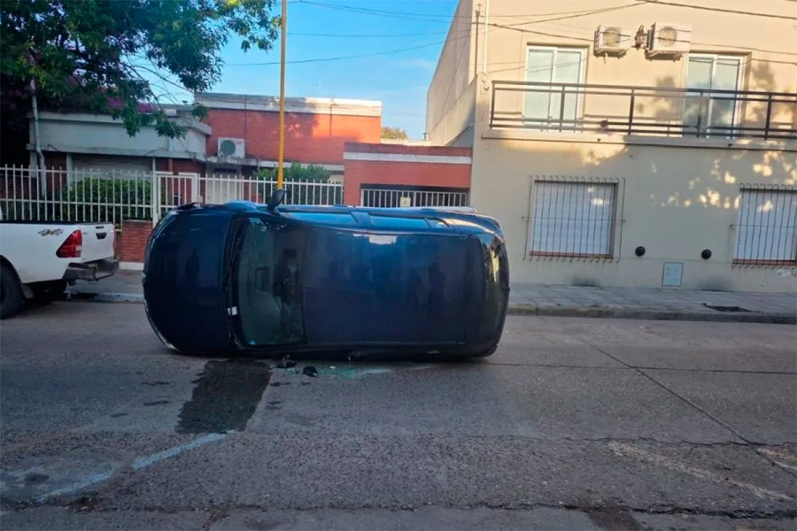 Triple choque y vuelco en pleno centro de Gualeguaych&uacute; (foto R2820)