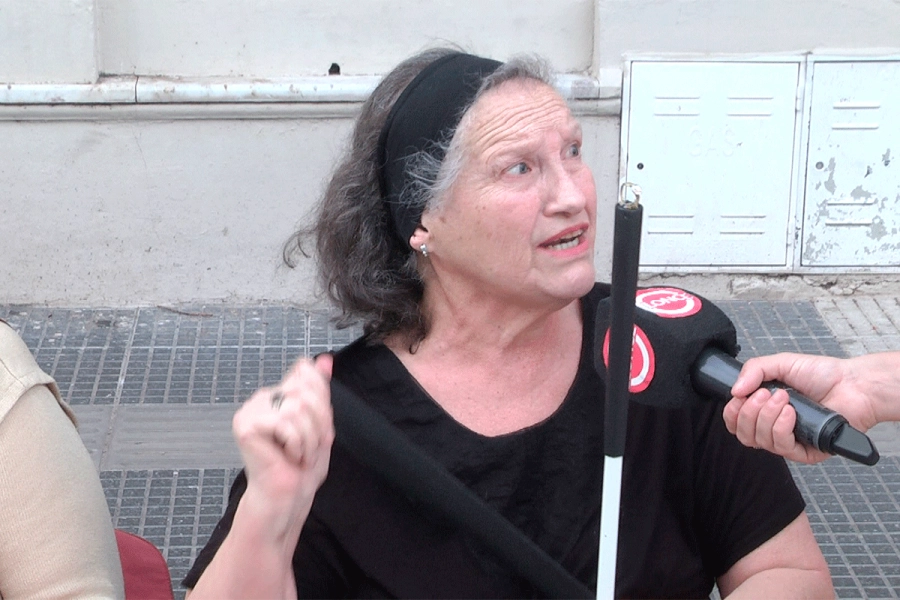 La ayuda es fundamental para las personas con dificultades visuales (Foto Elonce)