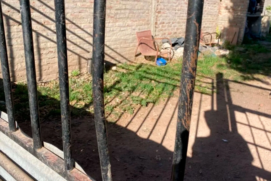 Los barrotes doblados de una reja por la que pas&oacute; el puma. (Foto: Aire)