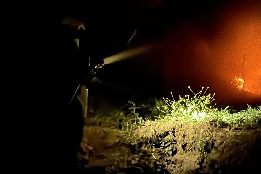 La acci&oacute;n de Bomberos para evitar la propagaci&oacute;n del fuego en calles Kashi y Selmi.