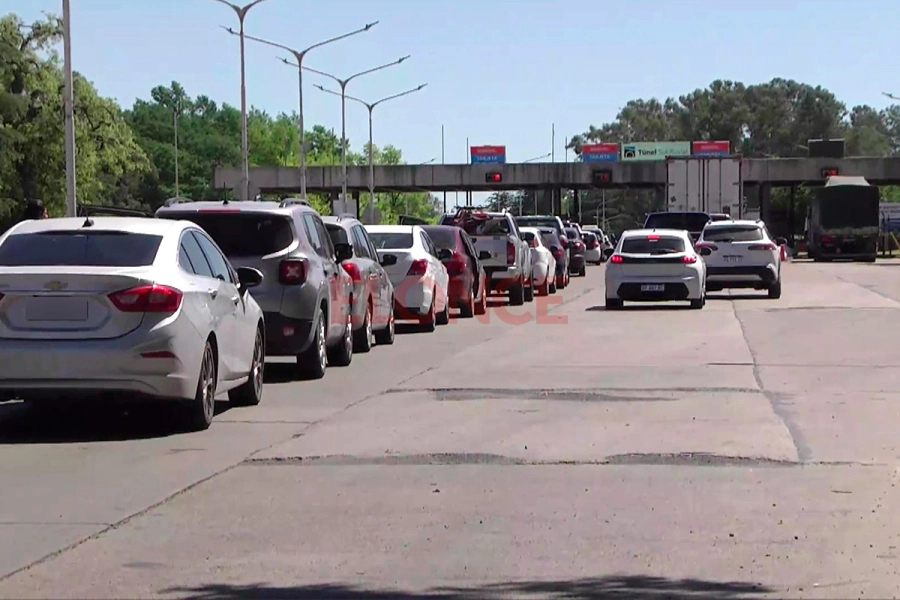 Largas filas en el ingreso al Túnel Subfluvial (foto Elonce)
