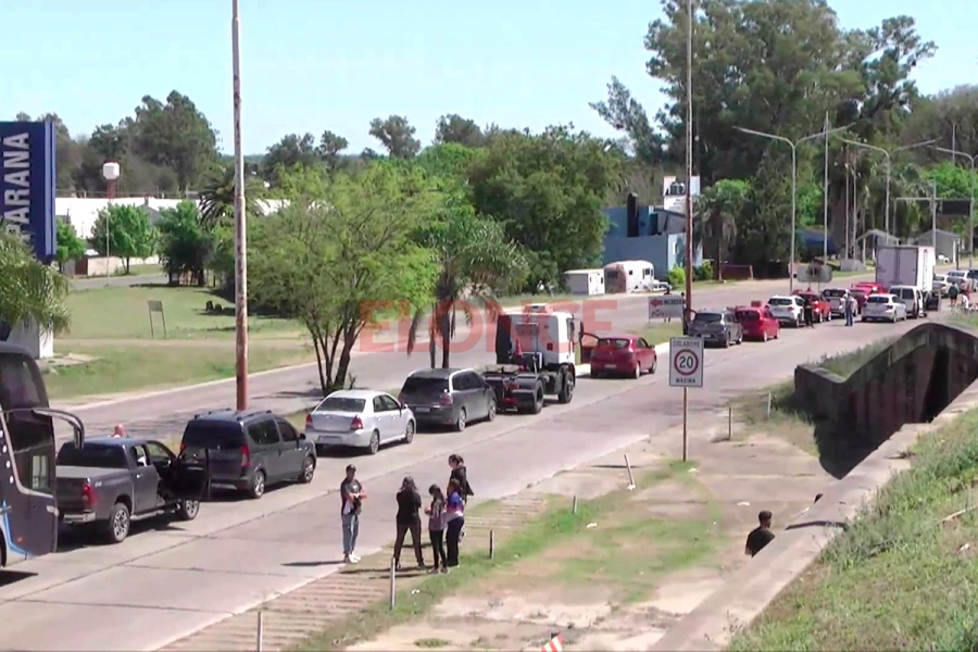 Largas filas en el ingreso al T&uacute;nel Subfluvial (foto Elonce)