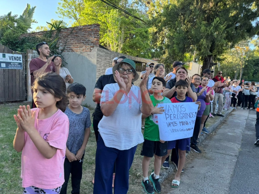 La gente que esper&oacute; en la entrada al Santuario. Foto: Elonce.