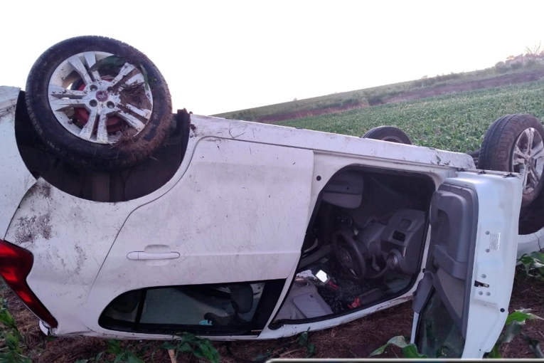 Despiste y vuelco en la ex Ruta 131: trasladaron al conductor con traumatismos