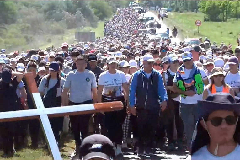 Peregrinación de los pueblos y su camino de esperanza: “dar la mano al otro es signo de amor y fe”