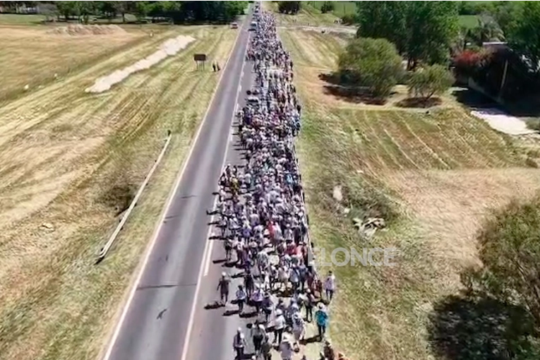 Video de drone muestra la impresionante columna de la Peregrinación de los Pueblos