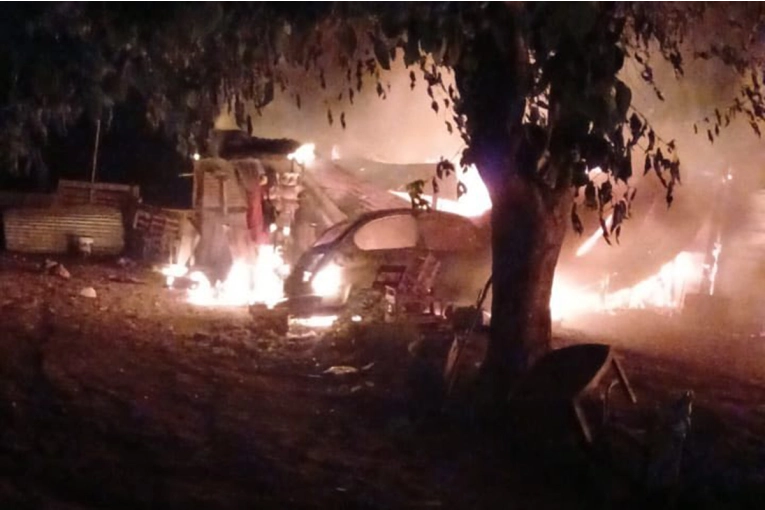 Se incendió una vivienda y un auto en Paraná: las fotos