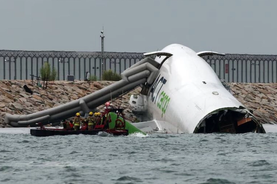 Tragedia aérea en Hong Kong: avión de carga se salió de la pista, cayó al mar y causó dos muertos Tragedia aérea en Hong Kong: avión de carga se salió de la pista, cayó al mar y causó dos muertos