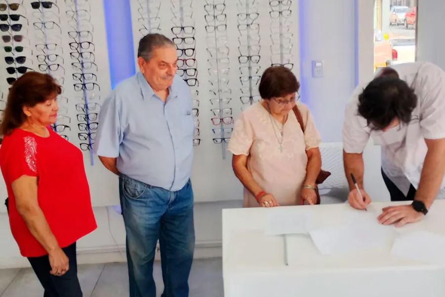 Centro de Jubilados firm&oacute; convenio con &oacute;ptica en Paran&aacute;