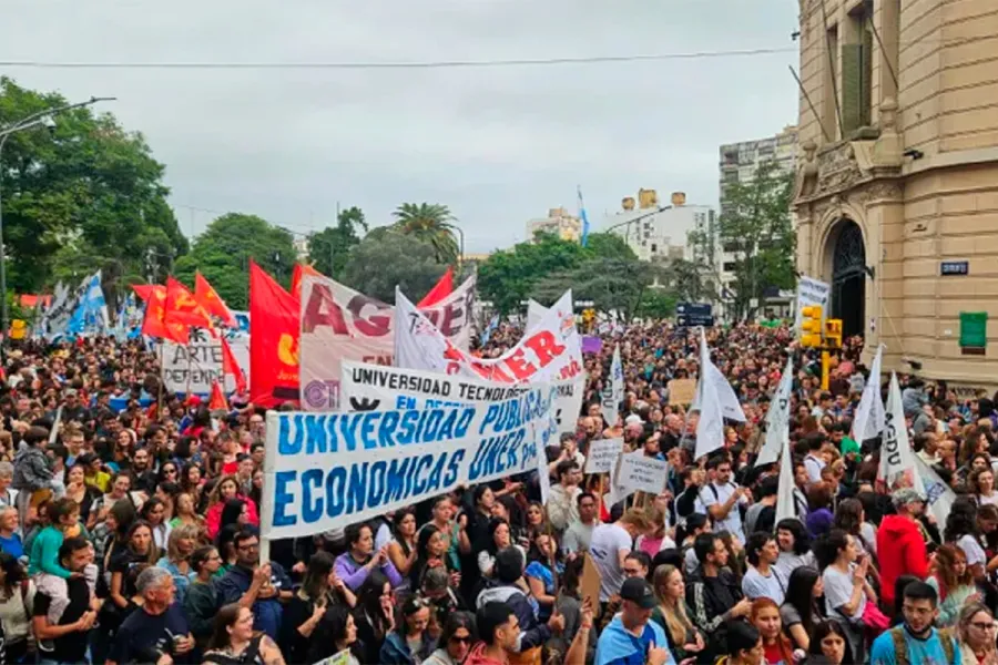 Marcha universitaria en Paran&aacute; (foto archivo)