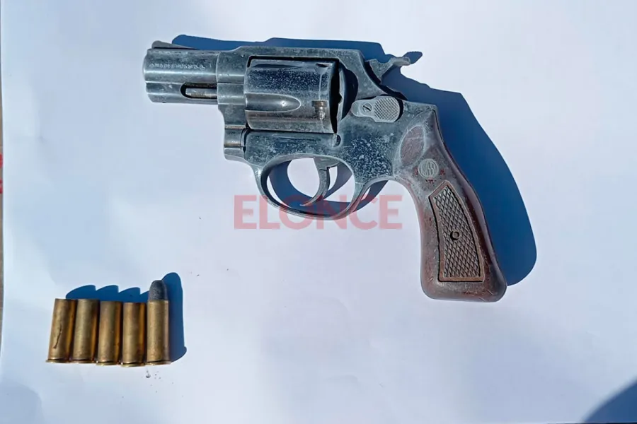 Una de las armas incautadas en barrio Mosconi (foto Elonce)