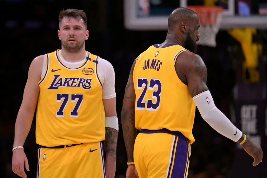 LeBron James y Luka Doncic, el t&aacute;ndem que hace so&ntilde;ar a Los Angeles Lakers. Foto: Infobae.