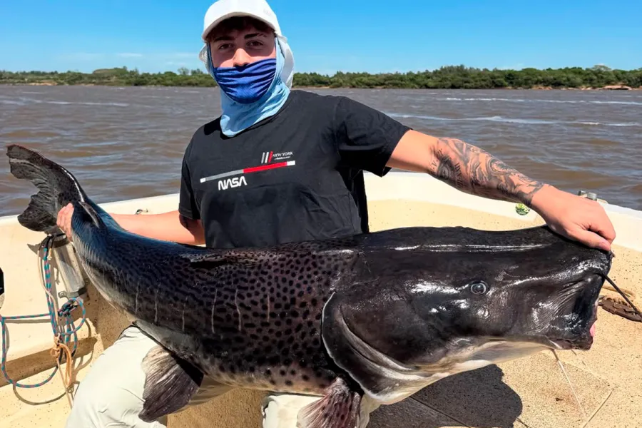 El pescador Agustín Bello, junto a su presa (foto José Pietra)