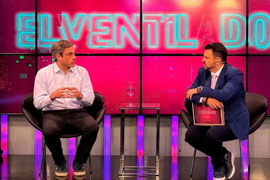 Guillermo Michel con Washington Varisco, conductor de El Ventilador.. Foto: Elonce.