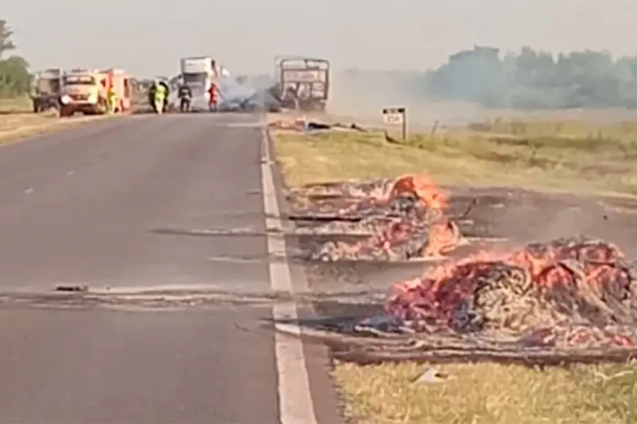 Incendio destruy&oacute; la carga de un cami&oacute;n en Santa Fe (foto Aire de Santa Fe)