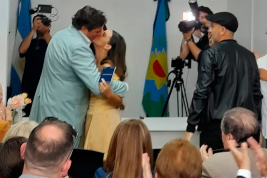 Mat&iacute;as Al&eacute; y Martina Vignolo se casaron por civil- (Foto: Movilpress)