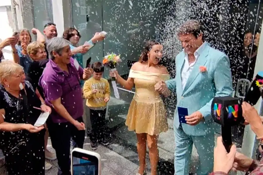 Mat&iacute;as Al&eacute; y Martina Vignolo se casaron por civil- (Foto: Movilpress)