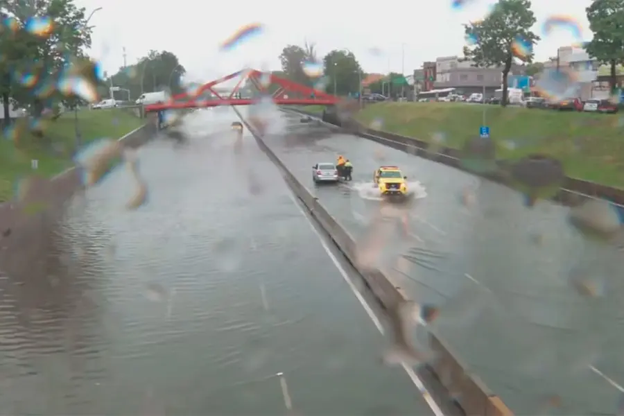 Un taxista se descompens&oacute; y muri&oacute; en la General Paz. Foto captura de pantalla de TN.