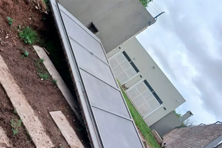 Una persona sufri&oacute; heridas al caerle un port&oacute;n encima en Paran&aacute;