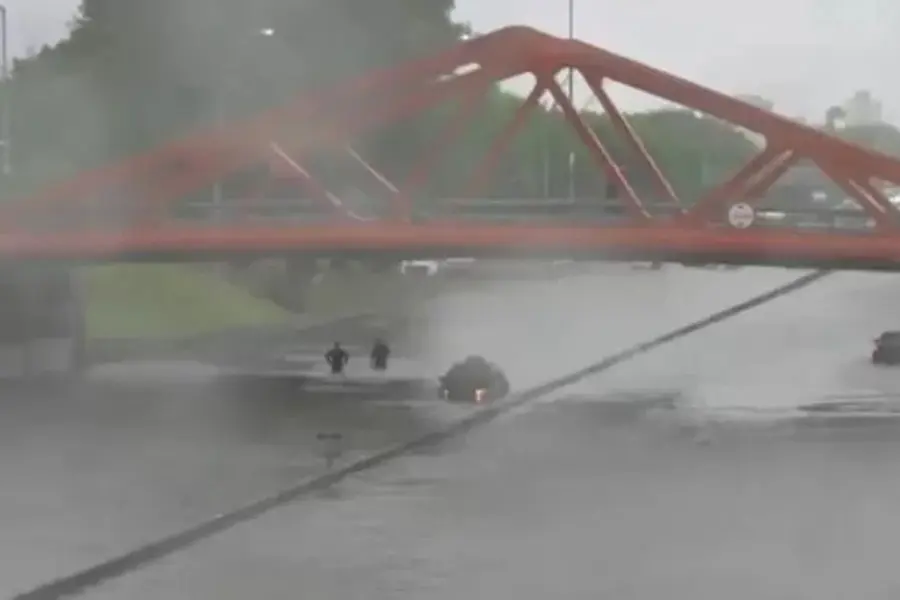 El agua tap&oacute; algunas avenidas. Foto: Infobae.