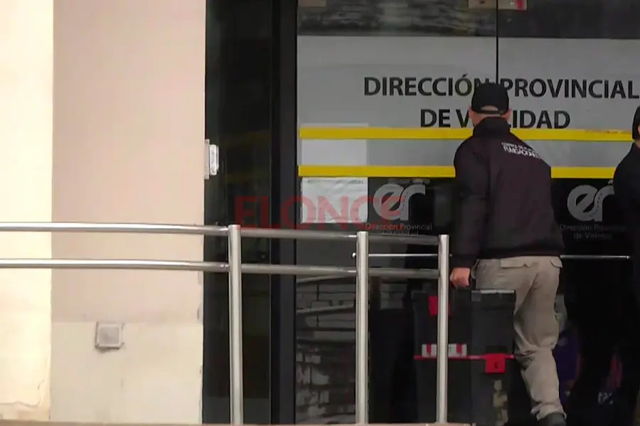 Procedimiento en la sede de Vialidad Provincial en Paran&aacute; (foto Elonce)