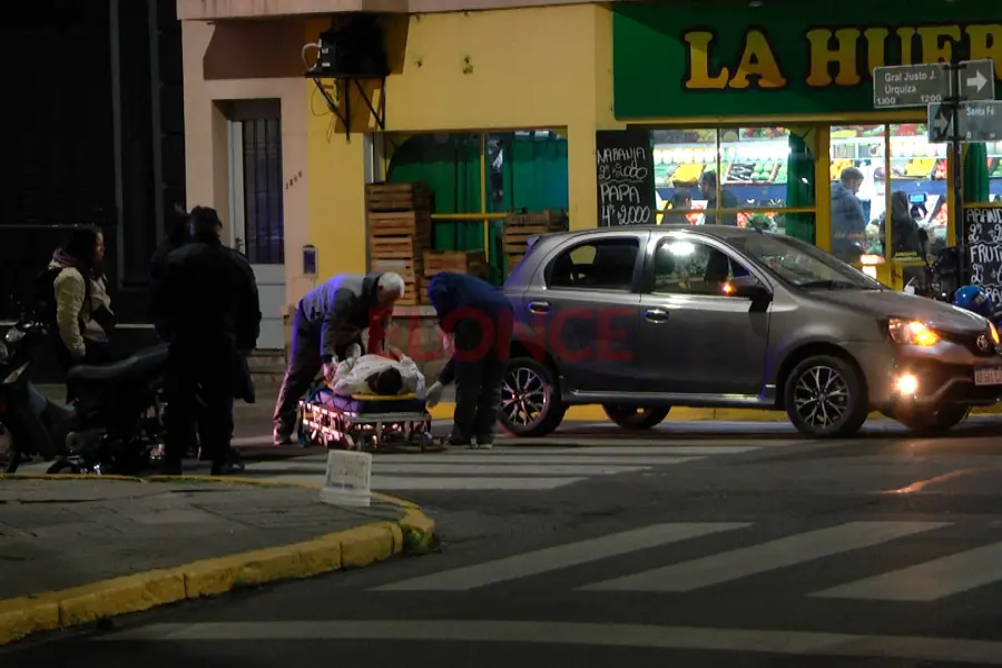La mujer herida a punto de ser subida a la ambulancia. Foto: Elonce.