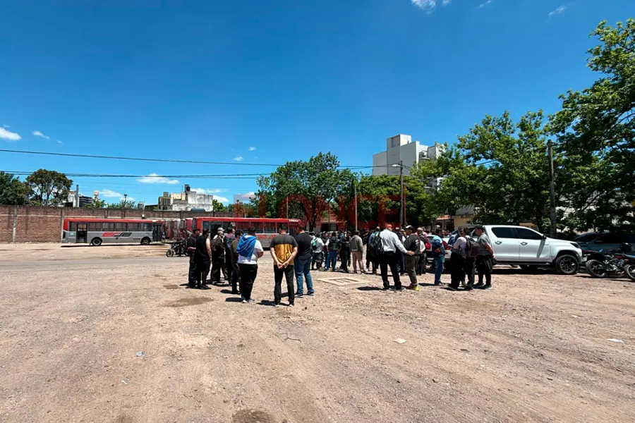Asamblea de choferes dej&oacute; a Paran&aacute; sin servicio de colectivos por tiempo indeterminado (foto Elonce)