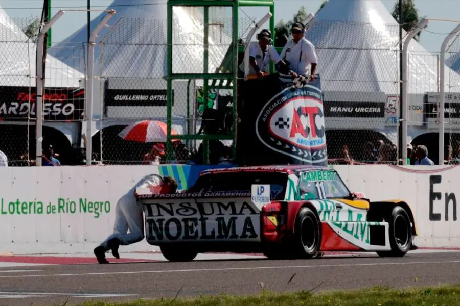 Lleg&oacute; a la meta, empujando el Ford.