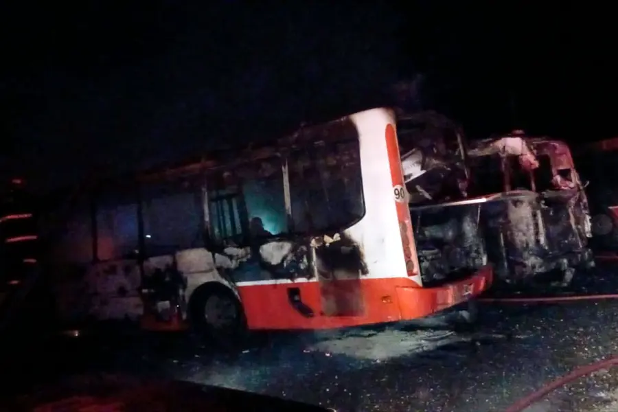 Dos colectivos se incendiaron en el Acceso Norte (foto Bomberos Voluntarios de Paran&aacute;)