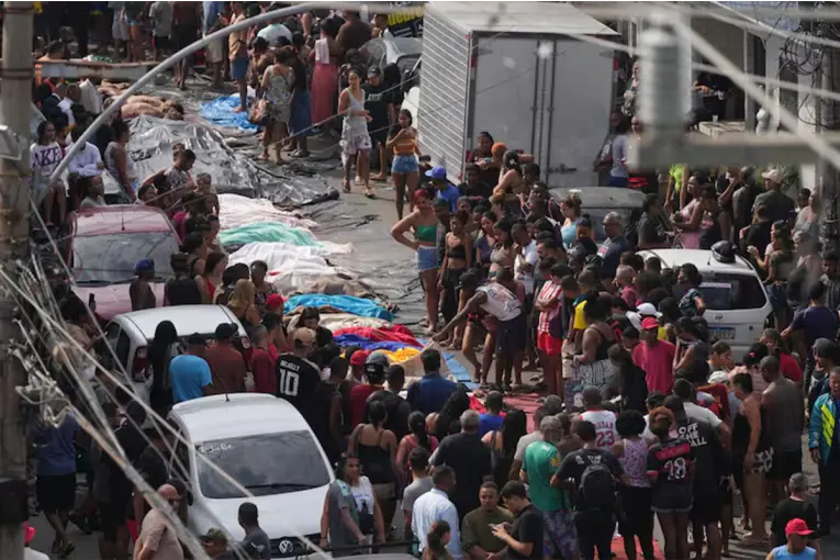 Río de Janeiro: hallaron cuerpos en las favelas y hay más de 120 muertos