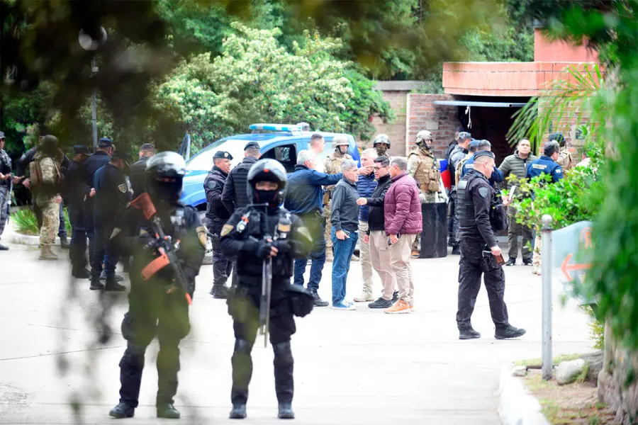 Familia fue v&iacute;ctima de brutal asalto: en busca de ladrones, la Polic&iacute;a allan&oacute; por error un motel -  Ramiro Pereyra / LVI