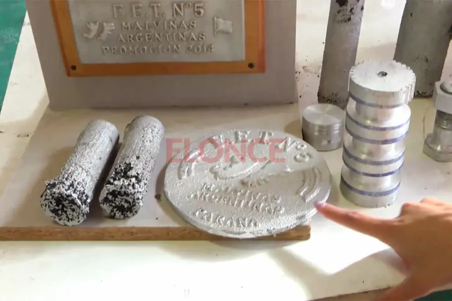 Estudiantes funden aluminio reciclado para fabricar piezas en la escuela t&eacute;cnica