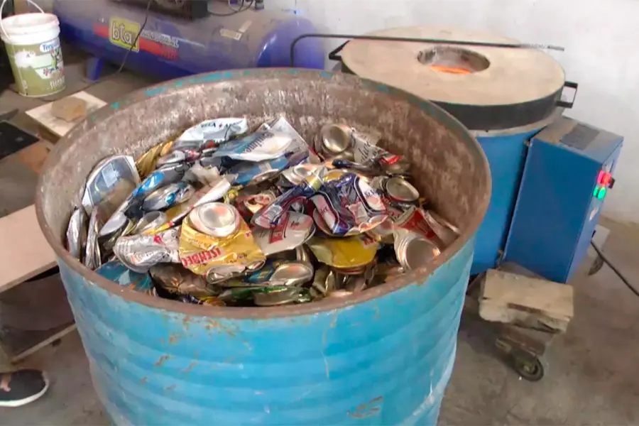 Alumnos transforman latas en aluminio reutilizable para sus proyectos escolares