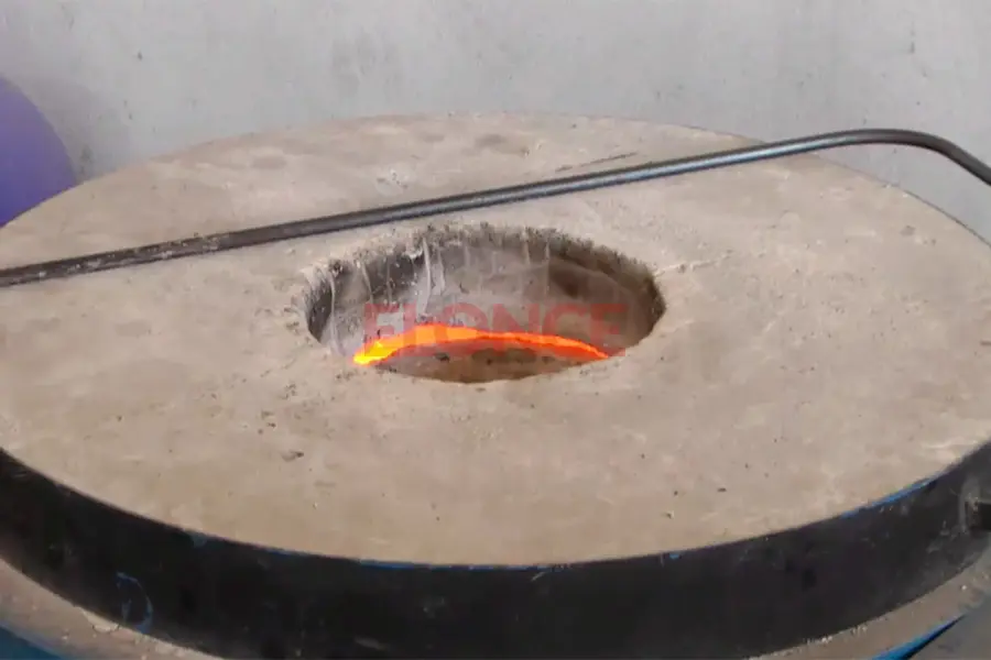 Estudiantes aprenden fundiendo aluminio y reutilizan el material en sus proyectos