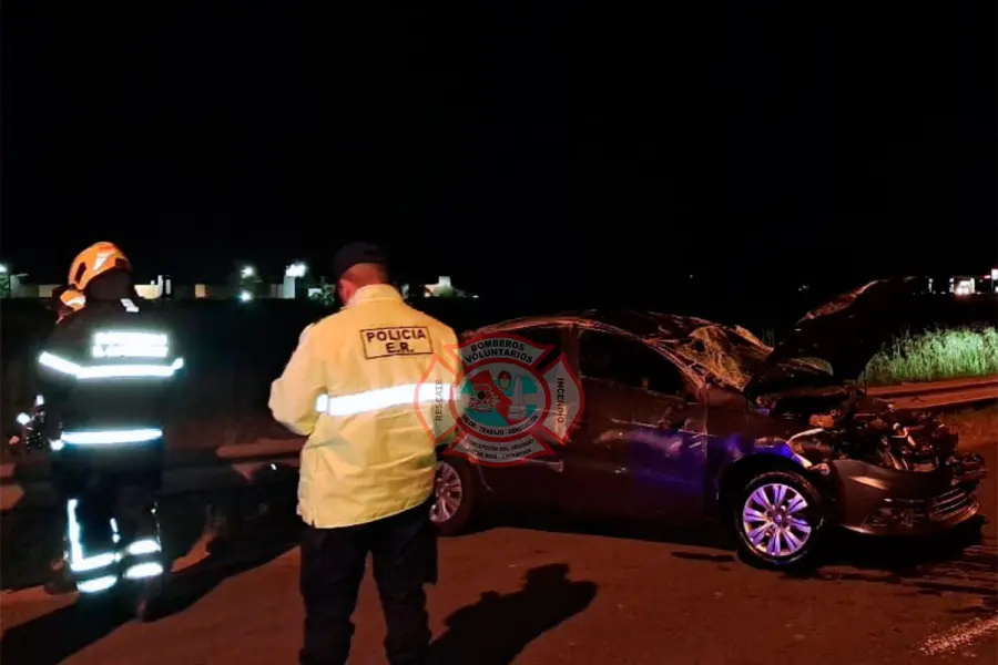 Prefecto viajaba a ver a su familia y volc&oacute; en la Ruta 14