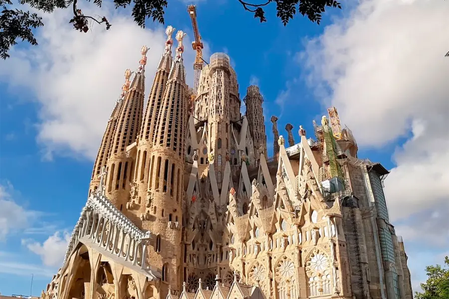 La Sagrada Familia alcanz&oacute; los 162 metros y se convirti&oacute; en la iglesia m&aacute;s alta del mundo