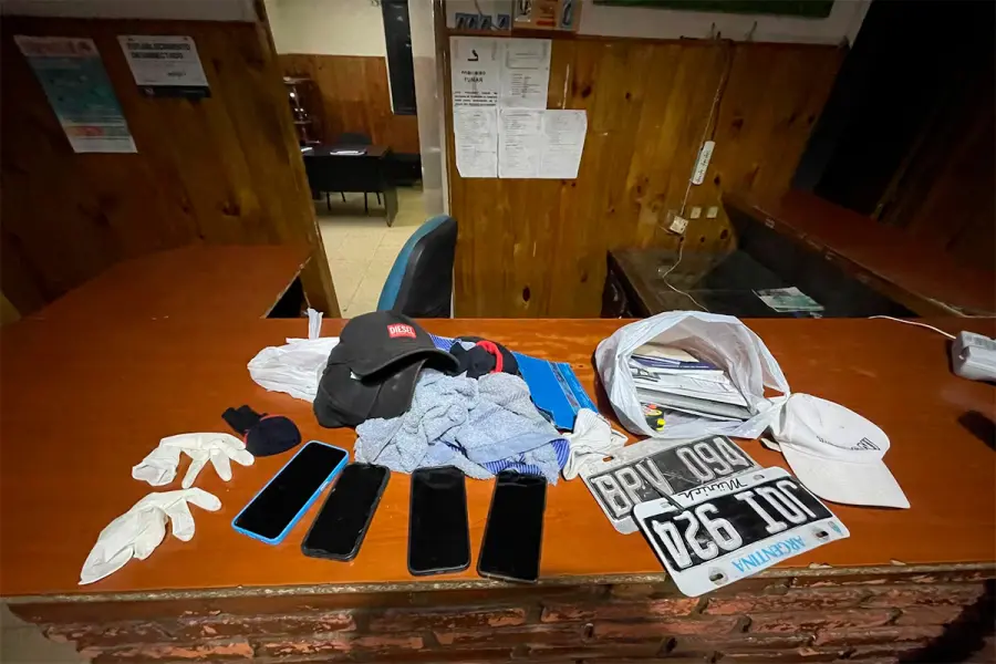 Los elementos secuestrados por la polic&iacute;a en poder de los presuntos delincuentes. (foto: Polic&iacute;a Bonaerense)