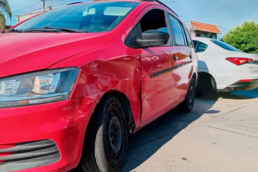 Auto habr&iacute;a cruzado en rojo, choc&oacute; a otro veh&iacute;culo y quiso escapar en Paran&aacute;