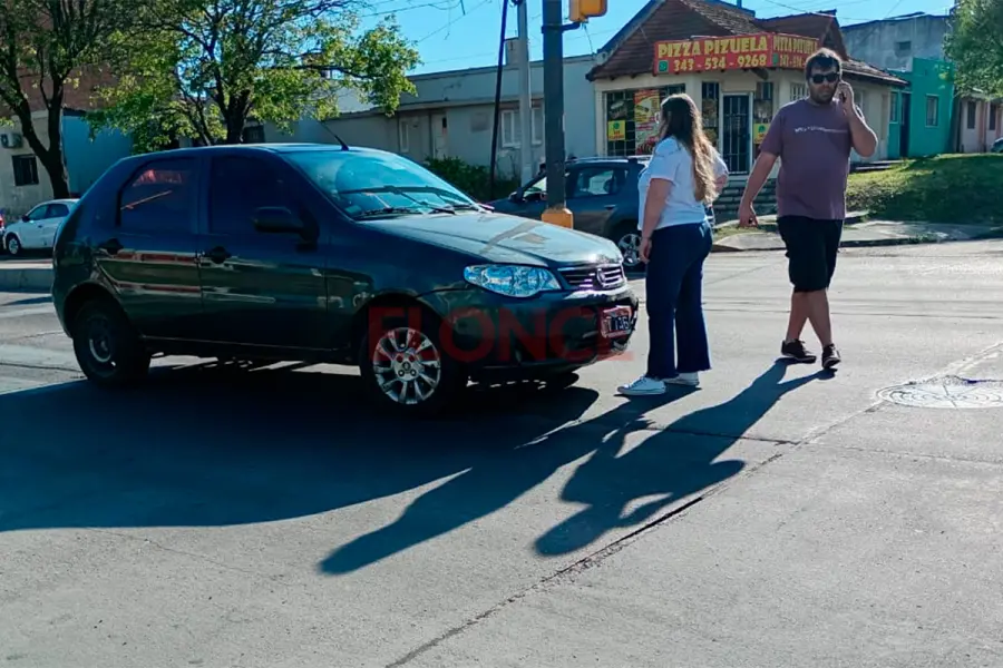 Auto habr&iacute;a cruzado en rojo, choc&oacute; a otro veh&iacute;culo y quiso escapar en Paran&aacute;