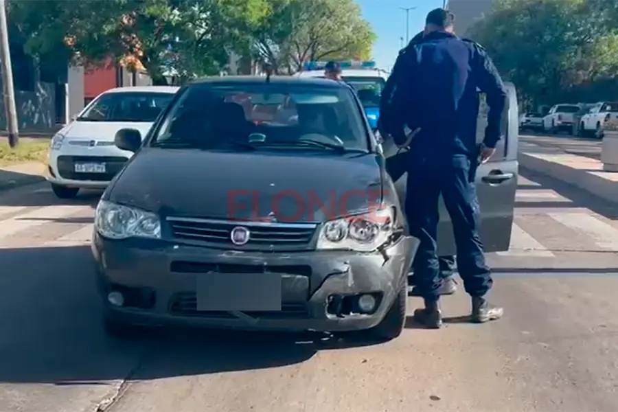 Auto habr&iacute;a cruzado en rojo, choc&oacute; a otro veh&iacute;culo y quiso escapar en Paran&aacute;
