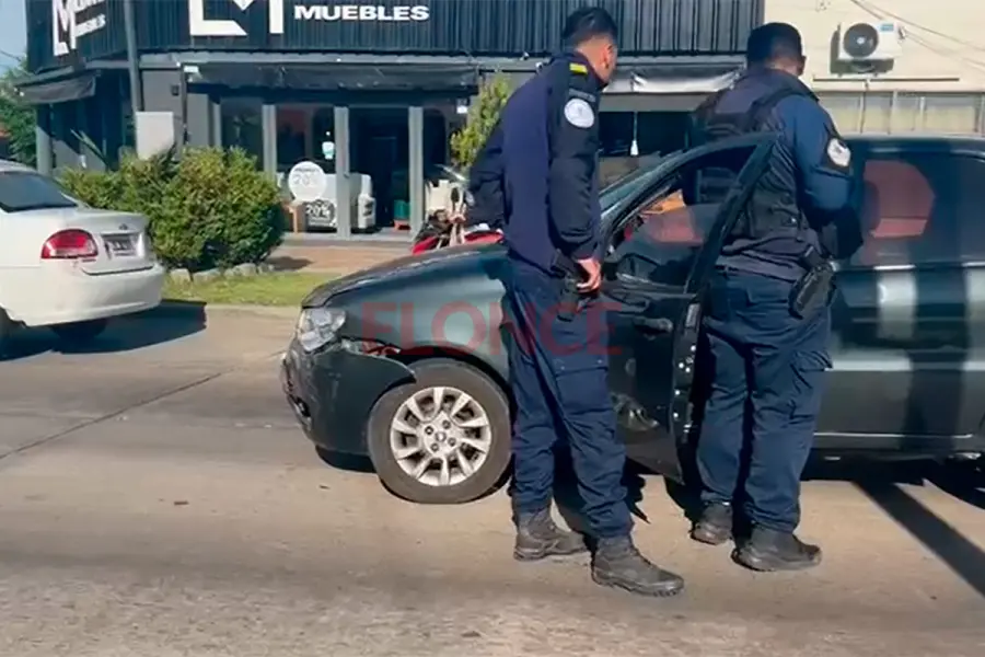 Auto habr&iacute;a cruzado en rojo, choc&oacute; a otro veh&iacute;culo y quiso escapar en Paran&aacute;