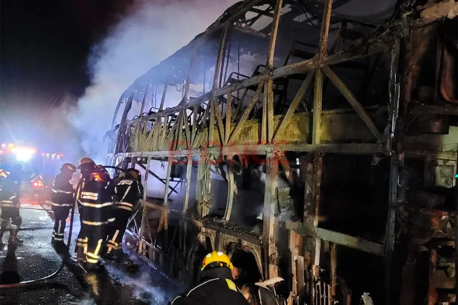 Un colectivo se incendi&oacute; en plena marcha y 27 pasajeros fueron evacuados