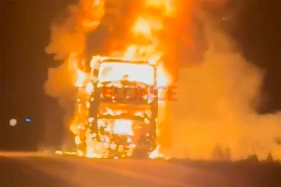 Un colectivo se incendi&oacute; en plena marcha y 27 pasajeros fueron evacuados