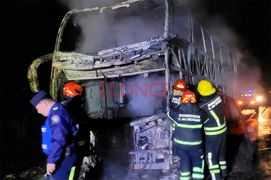 Un colectivo se incendi&oacute; en plena marcha y 27 pasajeros fueron evacuados