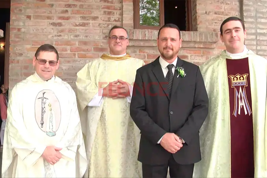 El novio junto a sus hermanos sacerdotes. Foto: Elonce.