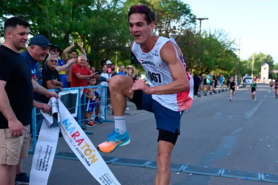 Carlos Johnson fue el vencedor de la Marat&oacute;n de la Avicultura.