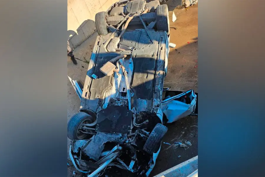 Perdi&oacute; el control de su Audi, volc&oacute; y cay&oacute; a un canal: sufri&oacute; una fractura