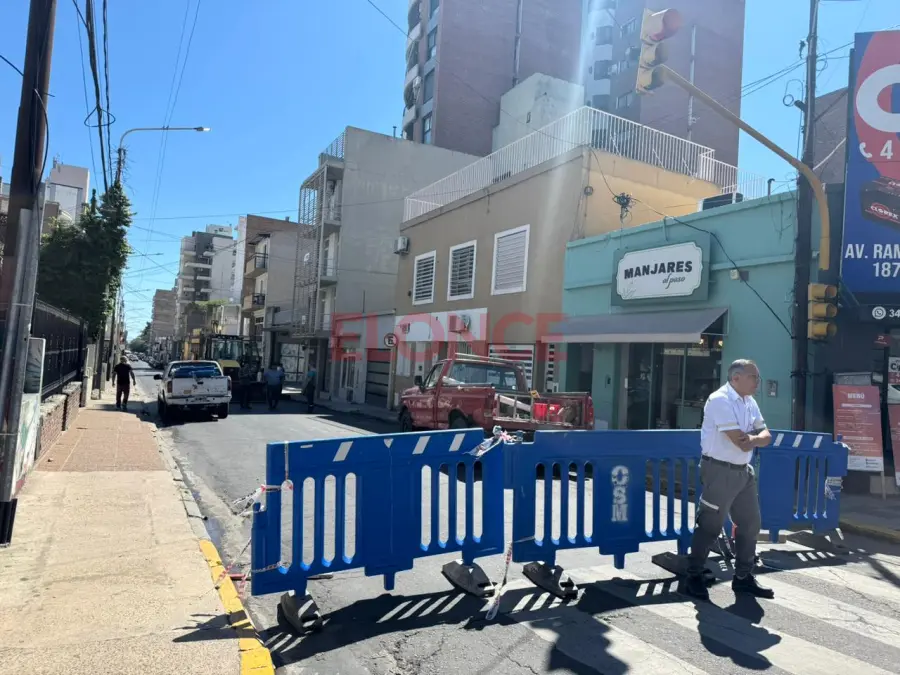 Trabajos en la red cloacal sobre calle Corrientes (foto Elonce)